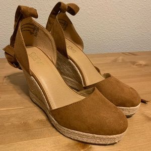 Brash wedges - brown & Cream - size 7 1/2 - lace
